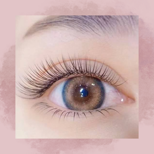 Create a sultry and alluring look with Classic Cat Eye Lashes at Serenease.