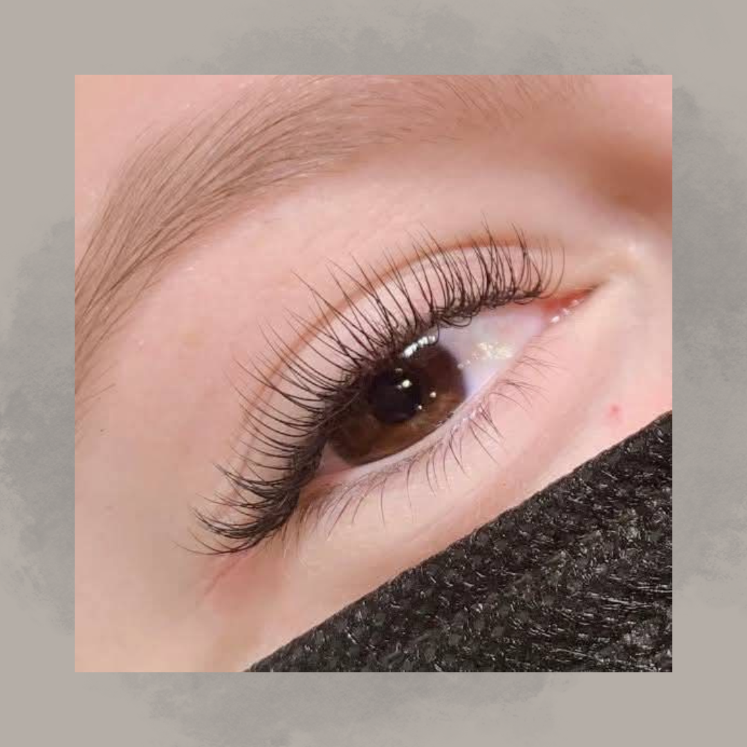 Achieve a wide-eyed doll-like effect with Classic Doll Eye Lashes at Serenease.